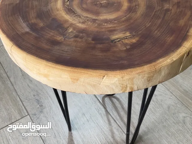 طاولة دائرية ( من خشب شجرة الشريش ) اللون فالحقيقه اغمق