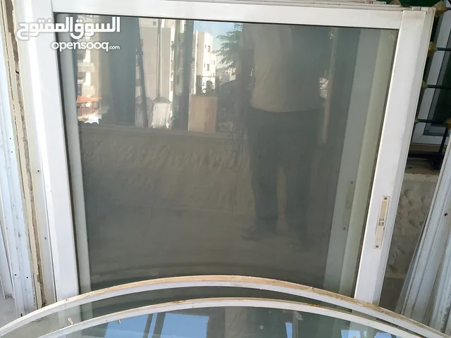 شبابيك عدد 4تفصيل مش تجاري بحاله الوكاله مع كامل اغراضهم واحد منهم زجاج أخضر القياس ضمن الصور