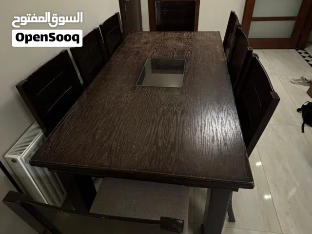 طاولة سفرة 8 مقاعد و طقم طاولة مربعة 2 طربيزات جانبية  مستعمل نظيف للبيع