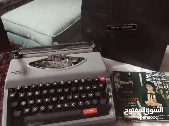 الة كاتبة قديمة typewriter