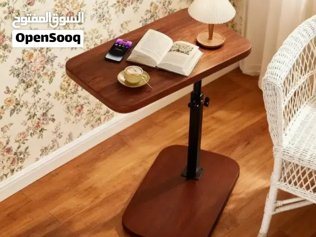 طاولة جانبية فاخرة قابلة لتعديل الارتفاع اللي شافها قال: «هذي مو طاولة.. هذي رفيقة العمر!»