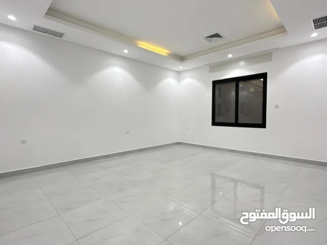 للإيجار شقه مع بلكونه تشطيب راقي موقع مميز