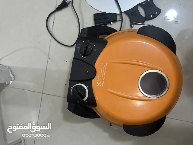 ماكينة صنع البيتزا مع محول خاص بها ويمكن استعمال المحول لاغراض اخرى