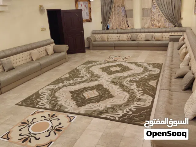 كنبات مجلس عدد 11 كرسي مع 1 كونر وطاولتان للبيع