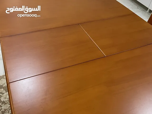 ميز طعام خشب ماليزي قابل للتكبير والتصغير مع اربع كراسي نفس الخشب نظيف جدا السعر قابل للتخفيض