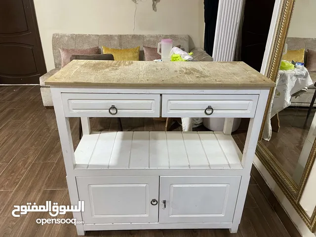 طاولتين خشب اصليه ذات حجم مناسب وادراج واسعه