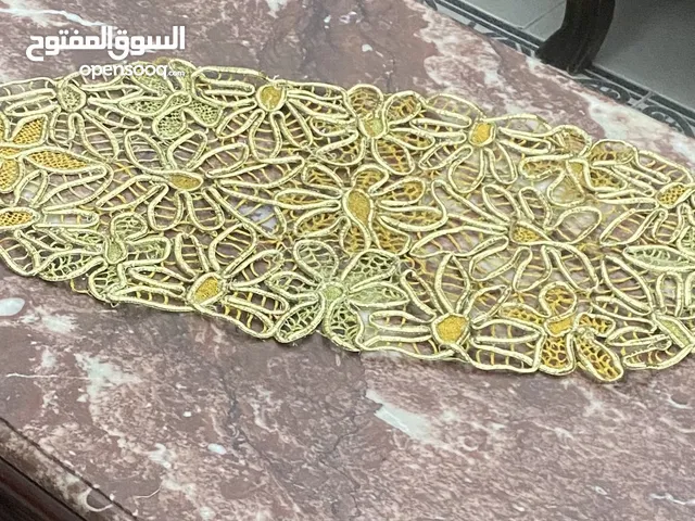 مفرش لاسيه دهبي مشغول بخيط السيرما العرض 35 سم في 72 سم الطول