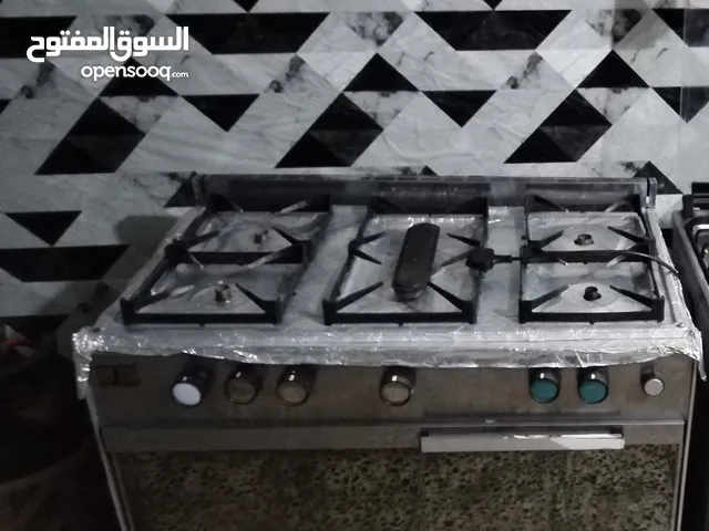 للبيع مطبخ مستعمل نظيف 5 اعيون كاونتر مستعمل المنيوم والأبواب خشب مترين مع ملحق