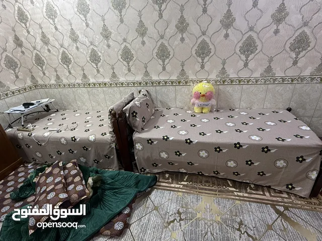 اثاث للبيع كنتور 5 أبواب + زاويه ميز مرايه + أسره 2