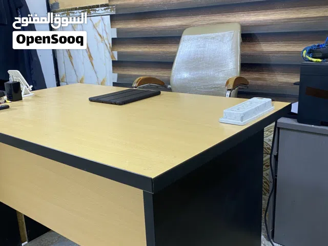 مكتب دراسي مع كرسي