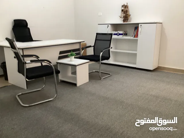 طاولة مع زوز كراسي و طاولة صغيرة و دولاب مكتبي للمزيد شوف الوصف