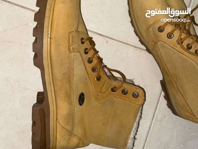 بوت شتوي أوروبي نمره 48 فرو من الداخل وكاله