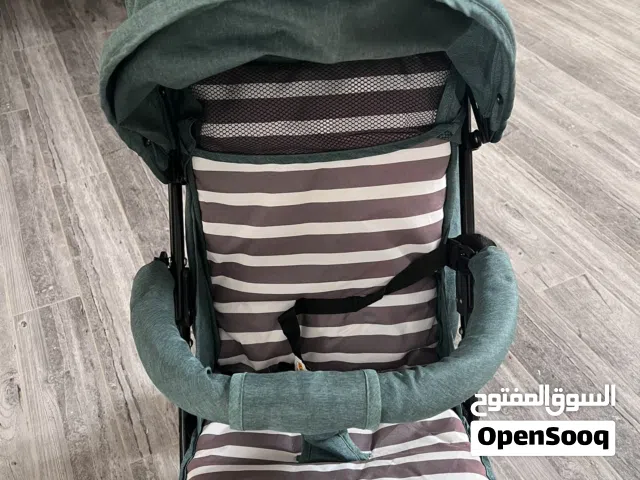 عربة أطفال شبه جديدة ولون مميز