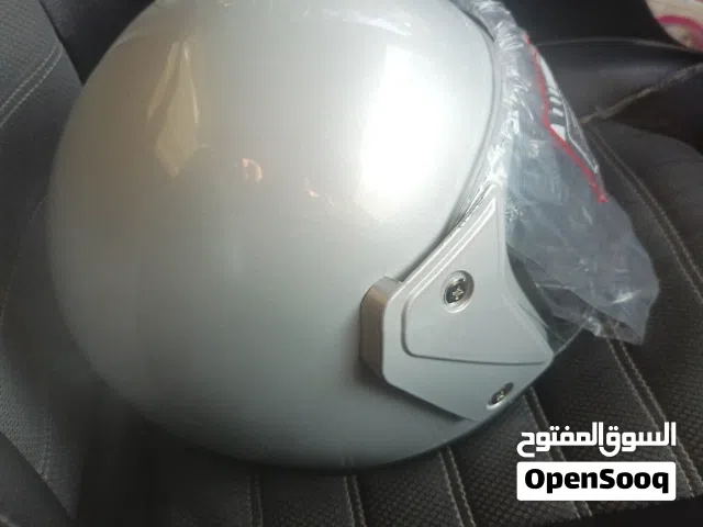 خوذه خوذة ركوب دراجه ناريه و سكوتر و دراجة كهرباء و الخيل وكاب اسود ومط او لميع و احمر وسكني واقي