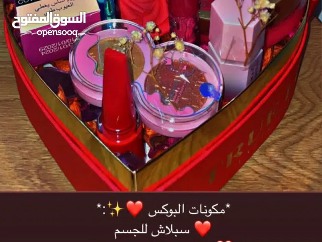 اهلا وسهلا بجميع يوجد لدينا جميع أنواع مكياج + يوجد تصميم بكجات حسب اختياركو بسعر حرق تبداء الأسعار