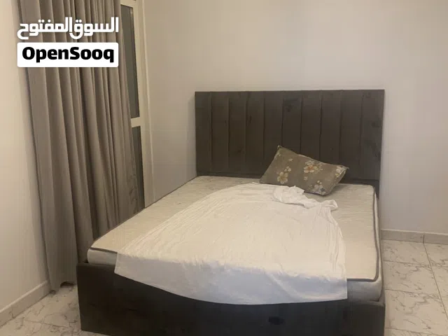 للايجار الشهري شقه غرفه وصاله وحمامين وبلكونه مفروشه الشارقه منطقه القليعه قريبه من بحر الحيره