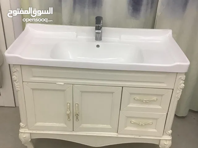 حوض غسيل خشب أبيض مع خزائن
