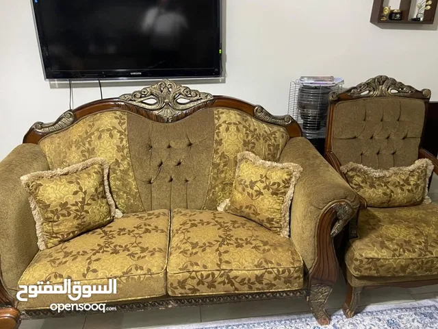 طقم كنب خشب تقيل بحالة ممتازه 9 مقاعد