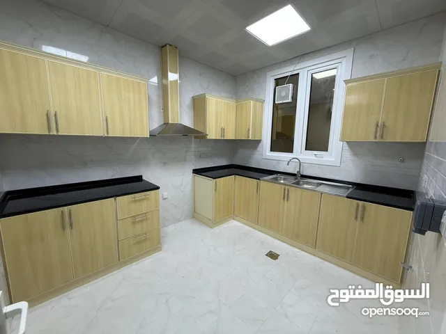 شقة للإيجار ابو ظبي مدينة الرياض الجديده تتكون من 2:غرفتين 1:صالة مطبخ 3:دورات مياة مكيفات راكبه