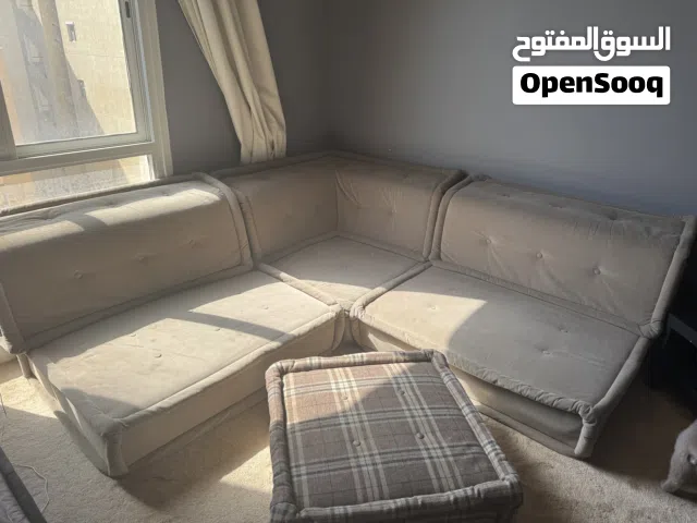جلسة ركنية مع مسند نظيف و بحالة جيدة