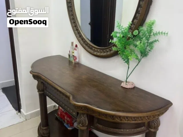 طاولة ومراه  بحالة جيده