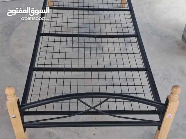 سرير حديد مفرد مع مرتبة بحالة ممتازة للبيع.