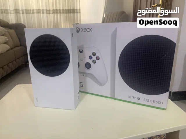Xbox series s بحالة ممتازة جداً (استعمال سنة) مع كارتونه ويدتين + بطارية شحن! توب النظافة