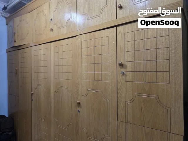 خزانة خشب مقاس كبير في حالة ممتازة