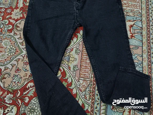 بنطلون جينز زارا للبيع استعمال خفيف المقاس 34 بس skinny يعني ممكن 30-32