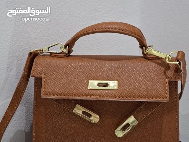 حقيبة جلدية بنية أنيقة مع حزام كتف