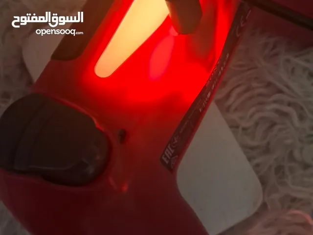 يدة بلاستيشن 4 نضيفه اصليه للبيع الفوري  اليده نضيفه جدا  استعمال شهر واحد  اخت جديده