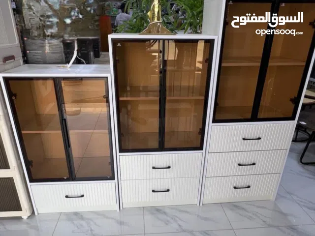 خزانة العرض الفاخرة – ترتيب + فخامة + أناقة بقطعة وحدة واجهة زجاجية أنيقة لعرض الأغراض بشكل راقي