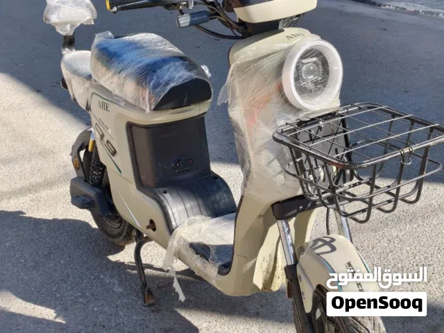 السلام عليكم هاي دراجه نظيفه وكل شيء ما بها كل شيء شغال ار 9 2026نضيفه صارلها شهرين طالعه من الوكيل