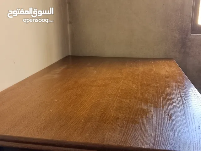 طاولة سفرة خشبية بحالة جيدة جدا