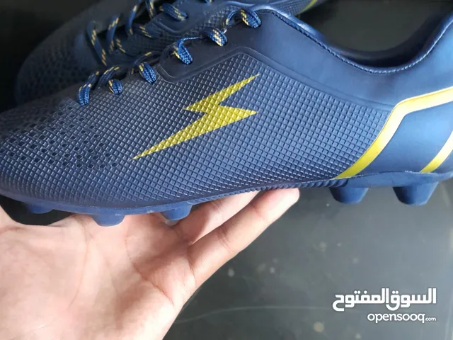 حذاء رياضي نوع fg للبيع