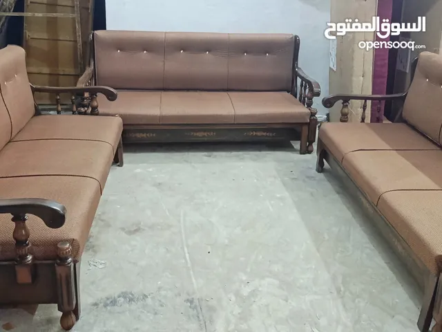 احصل على طقم كنبات كلاسيكي راق بثلاث قطع، يجمع بين الأناقة والفخامة. يتميز بتنجيد بني فاخر وتصميم مز