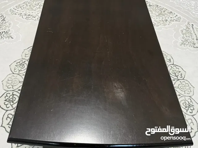 طاولة خشب بني داكن