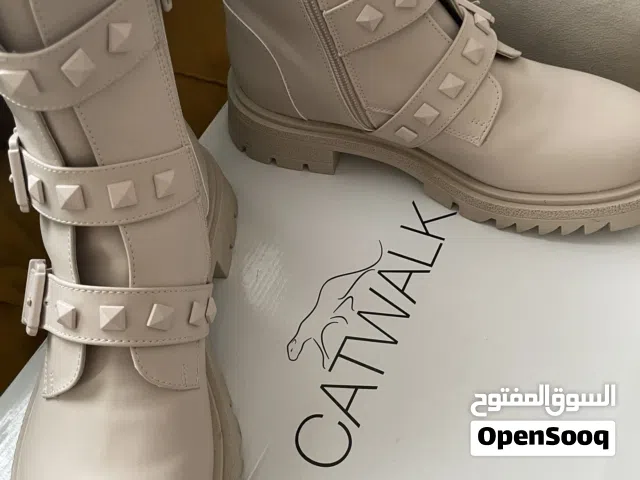 جزمة جديدة ماركة catwalk مقاس 39