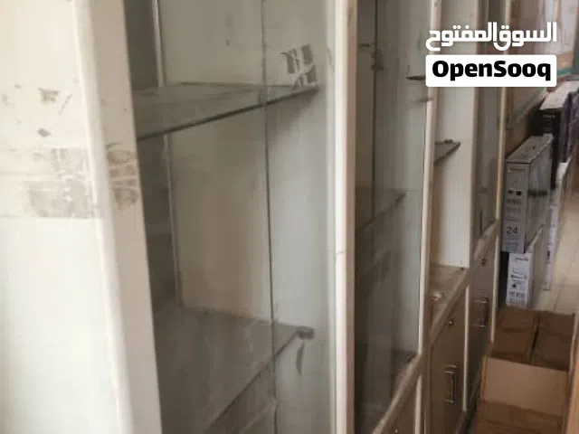 دولاب مع رفوف