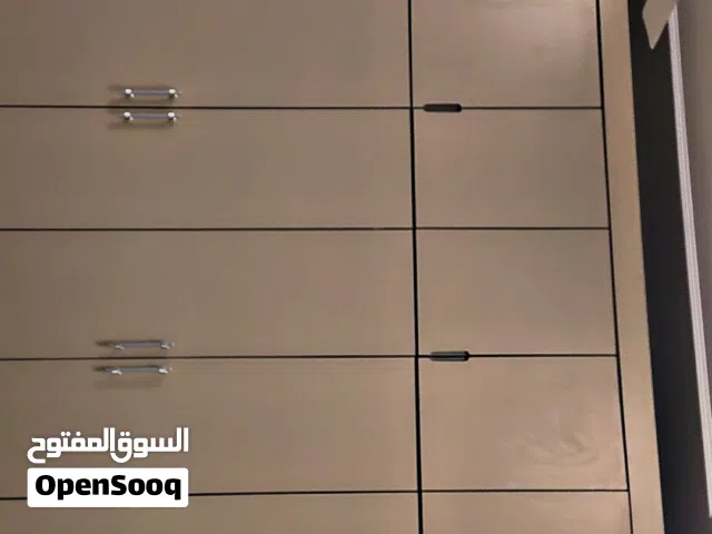 كبت للبيع 8 ابواب وفوق مساحة للتخزين 8 ابواب كبير جدآ وصنع بحريني شبه جديد cabinet for sale 8 doors