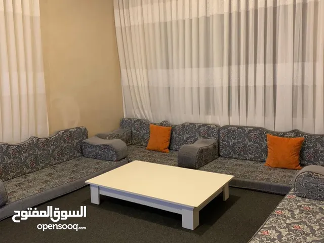 فرشات وطاولة وموكيته للبيع
