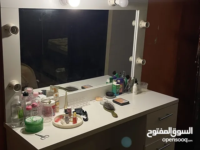 للبيع تسريحة نوم باللون الأبيض شبه جديدة استخدام بسيط
