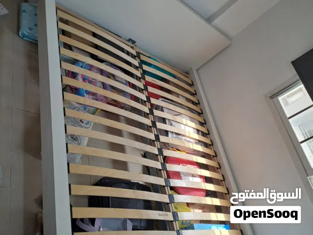 سرير خشب بدون مرتبة