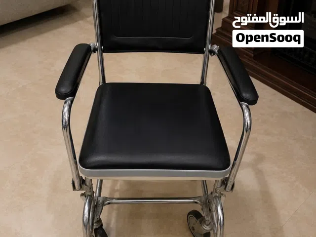كرسي متحرك وحمام لكبار السن