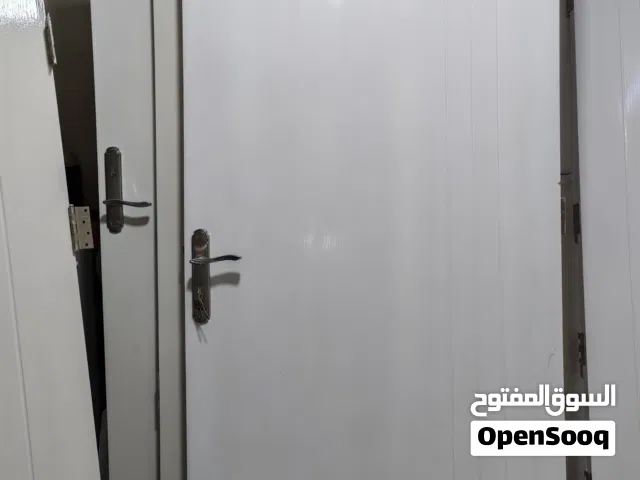 للبيع 14 باب لون أبيض نقي وتصميم بسيط وراقي. 8 أبواب مقاس 2.24 م × 1 م،