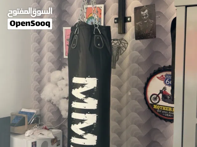 جيس ملاكمه مع قاعدته الي تتعلق على الطوفه