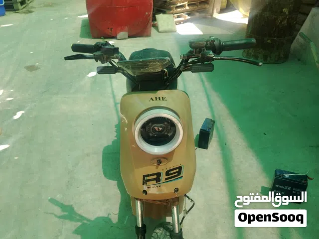 دراجه شحن موديل 2025 نوع R9 وياها و3 على 22A بطاريات مستعملات واحده على 30A جديده
