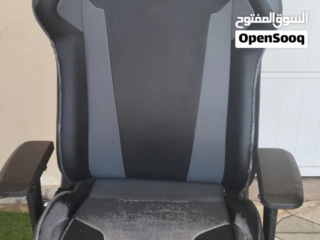 ثنين طاوله في حالة ممتازة كرسي ممتاز