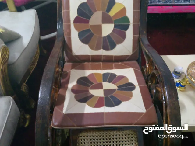 كرسي انتيكات هزاز..خشب قديم تفصيل ...وضعه ممتاز ...خشب سويد نادر ...يستحمل اوزان ثقيلة