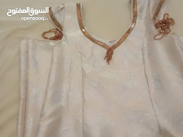 قندوره جميلة من النوع الساتان المزركش خيطت بطريقه جمبله و مميزة امقاس متوسط و طوبله للافراح و المناس